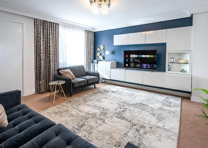 Modern Home Near Etihad, Coop Live