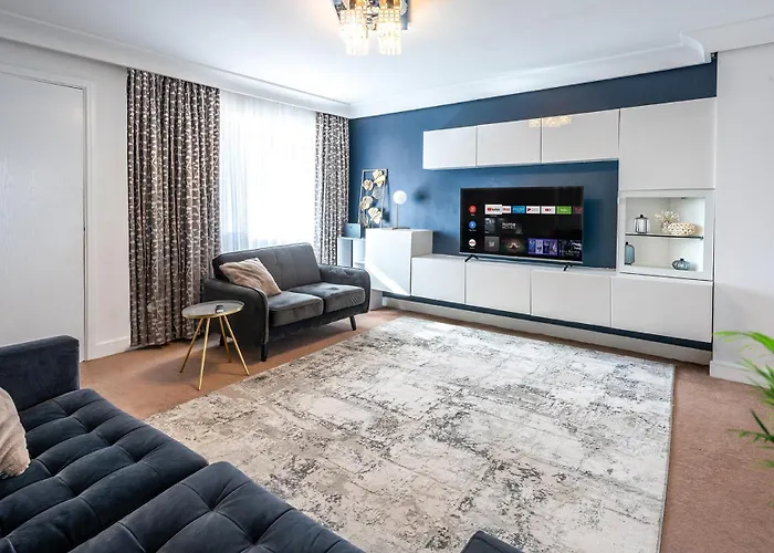Modern Home Near Etihad, Coop Live