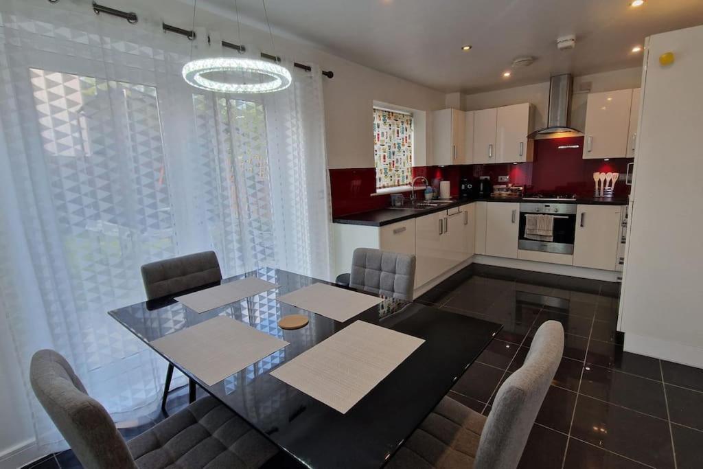 Apartment Modern Near Etihad, Coop Live
