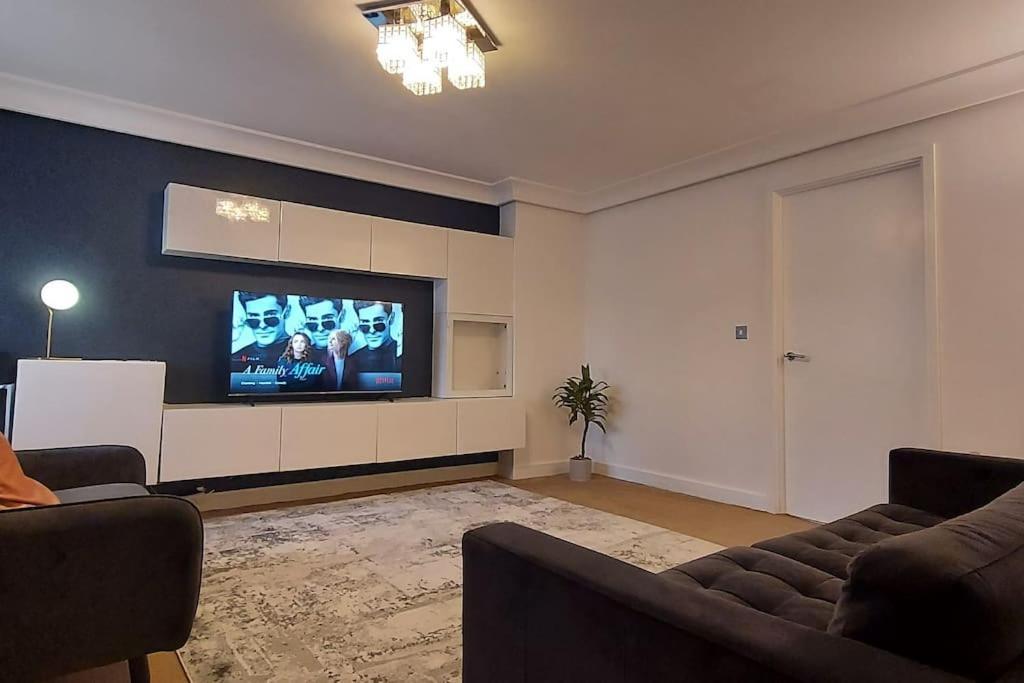 Modern Near Etihad, Coop Live Манчестер