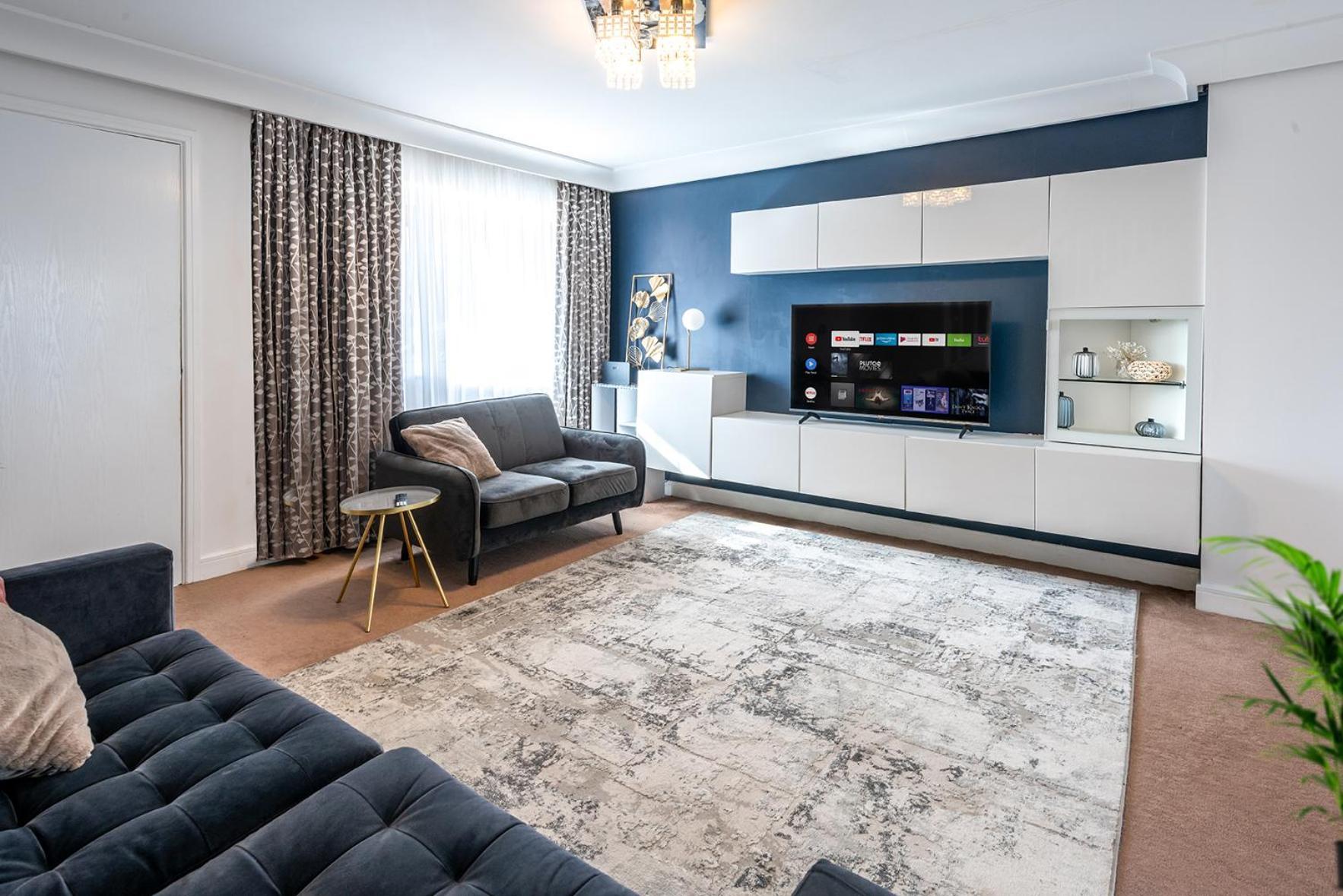 Апартаменты Modern Near Etihad, Coop Live *